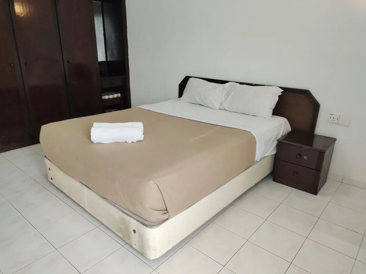 ROOM 1 (APARTMENT)